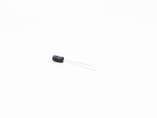 4.7UF50V Minyatür Elektrolitik Kondansatörler 2000 Saat Uzun Ömürlü Kondansatör
