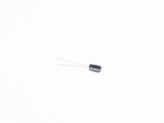 4.7UF50V Minyatür Elektrolitik Kondansatörler 2000 Saat Uzun Ömürlü Kondansatör
