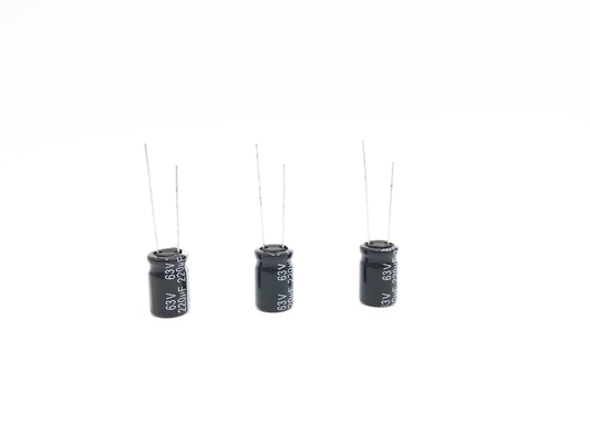 ISO9001 10X17mm Radyal Kurşun Elektrolitik Kondansatörler 220UF 63V
