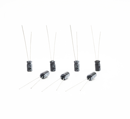 2000 Saat Yük Ömrü Radyal Kurşun Tipi Kapasitör 4.7UF 50V 5x11mm